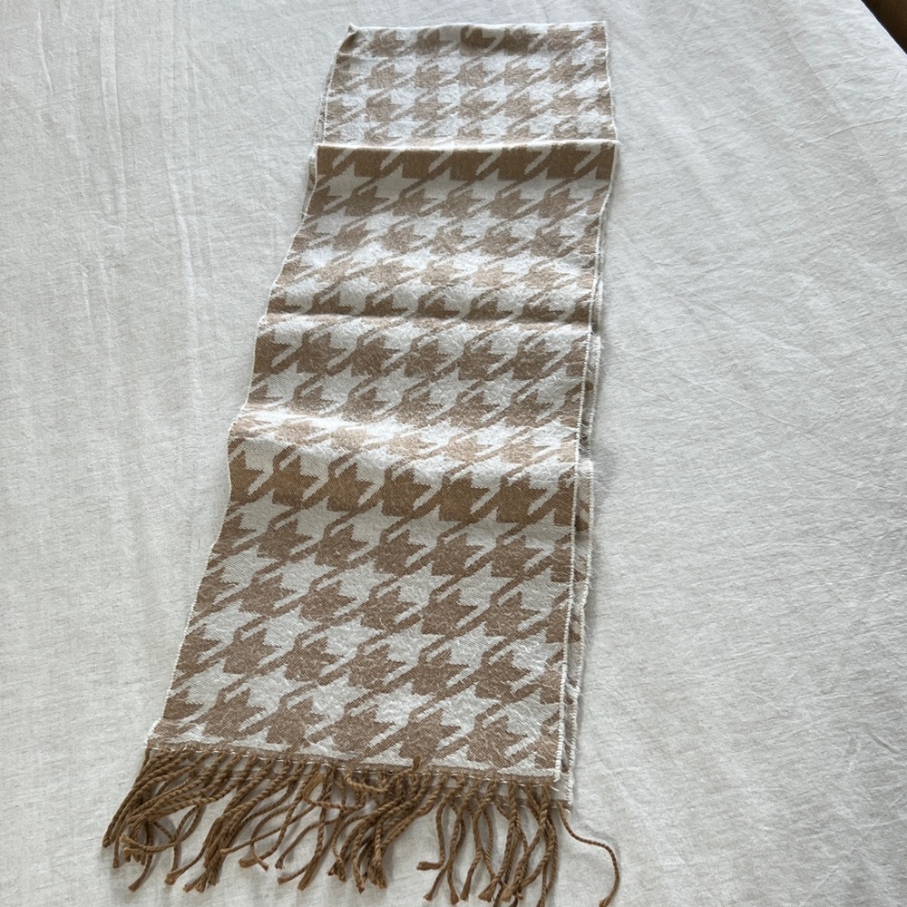 Houndstooth Patterned Tan and Cream Table Runner